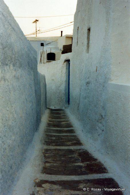 Etroite ruelle de Chora, île de Anafi - Grèce