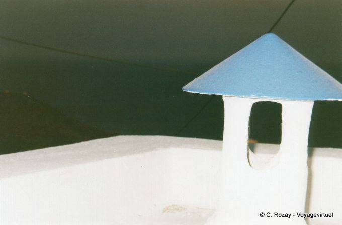 Drôle de cheminée CHora, Anafi - Grèce
