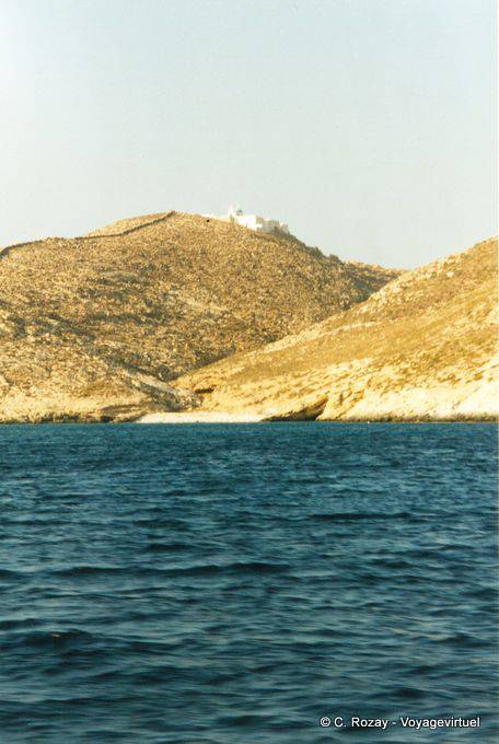 Montagne pelée des Cyclades sur mer turquoise, Anafi - Grèce