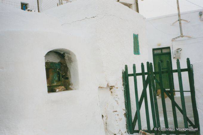 Habitat traditionnel et barrière verte, île de Anafi - Grèce