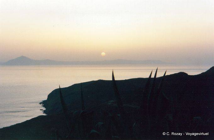 Santorin au loin vu de la côte d'Anafi - Grèce