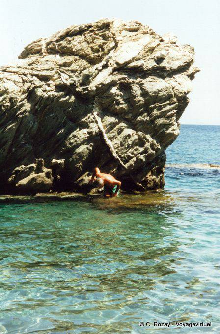 Pêche aux oursins sous le roc, Anafi (Ανάφη) - Grèce