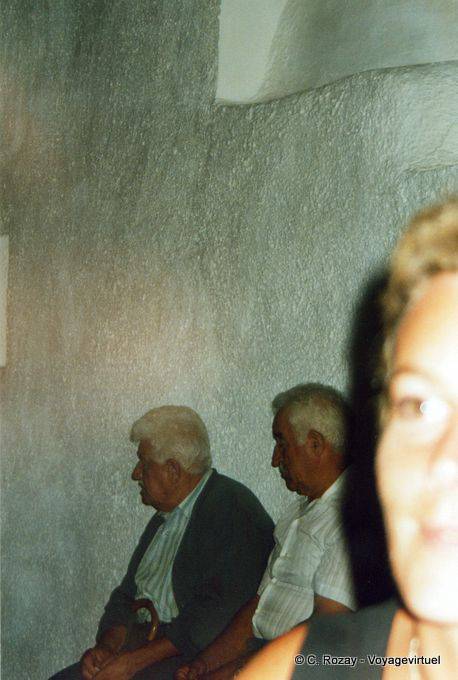 Les anciens du village haut, Anafi - Grèce