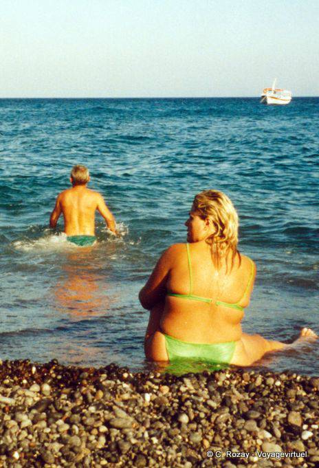 Sans commentaire, sur une de plages de Santorin - Grèce