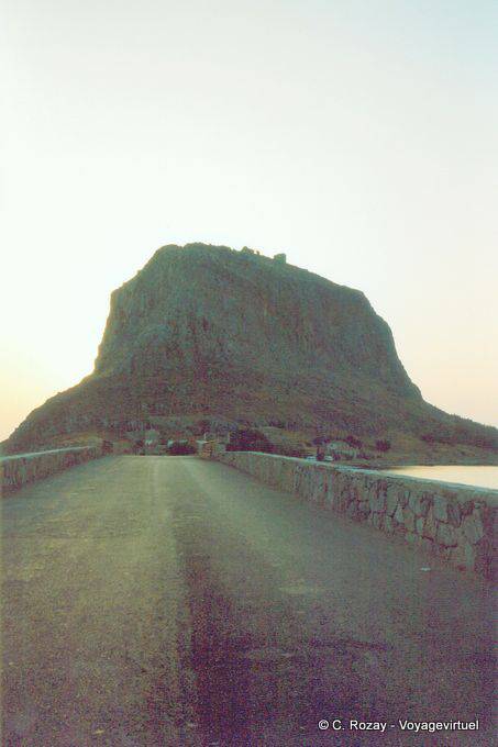 Rocher de Monemvassia vu depuis la route d'accès - Grèce
