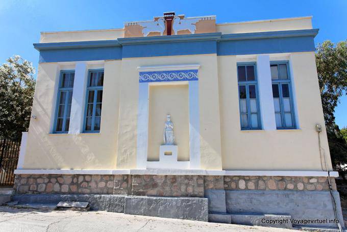 Maison à la statue en niche, Milos, Adamas - Grèce