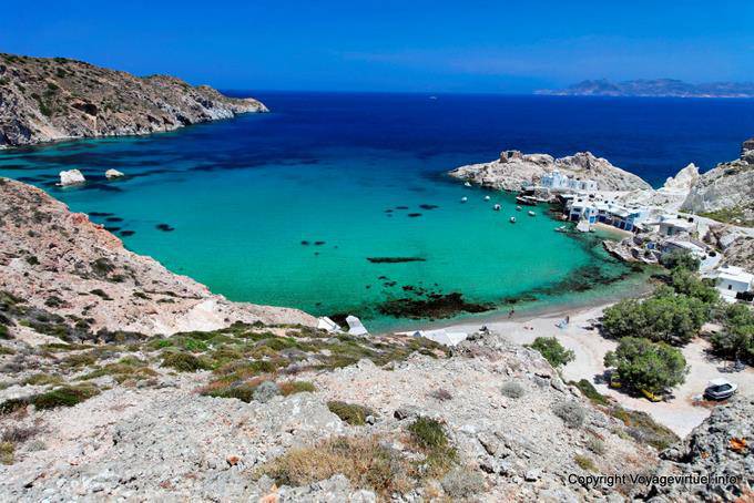 Milos, Firopotamos, panorama sur la baie, la plage et le village de pêcheurs - Grèce