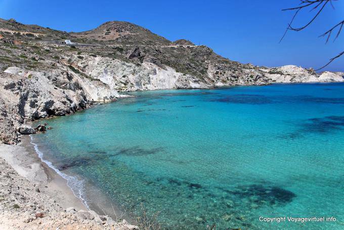 Les eaux cristallines à l'ouest de Mandrakia, Milos - Grèce