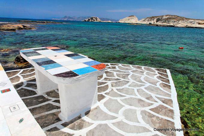 Table-autel derrière l'église Zoodohos Pigi, Mandrakia, Milos - Grèce