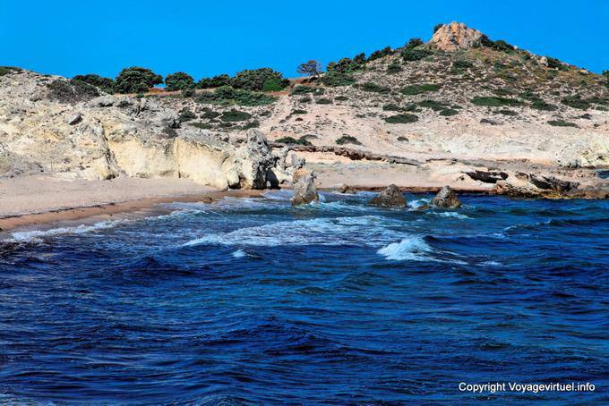 Couleurs de mer et de rocher à Mytakas, Milos - Grèce