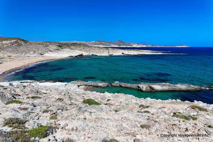 Plage de sable rose, point de vue à Mytakas, Milos - Grèce