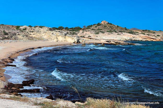 Vagues sur la plage de Mytakas, Milos - Grèce