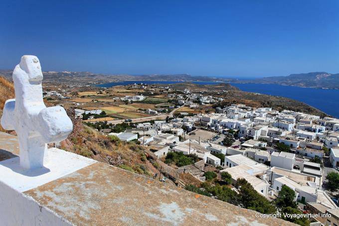 Milos, Plaka, croix et paysage depuis Panagia Thalassitra - Grèce