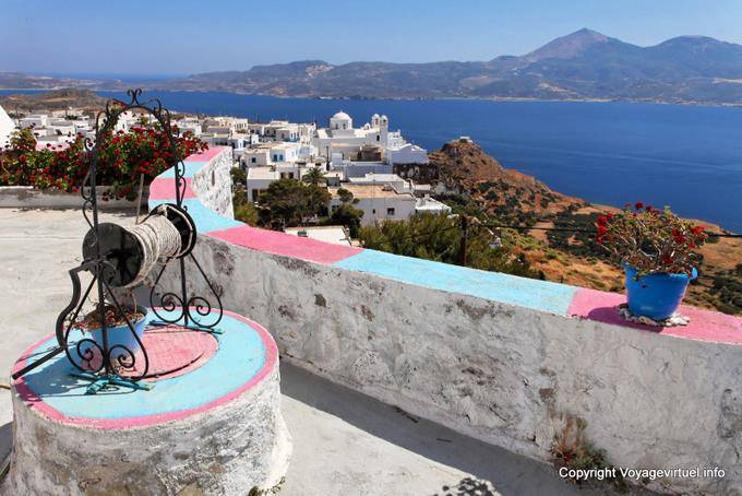 Milos, Plaka, le puits rose et bleu - Grèce