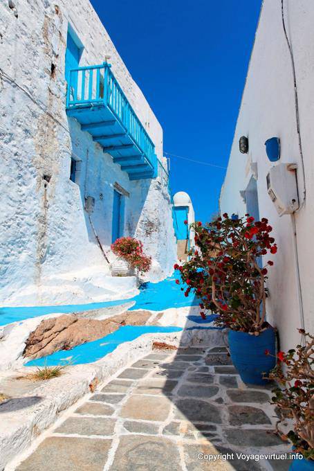 Milos, Plaka, ruelle typique et balcon bleu - Grèce