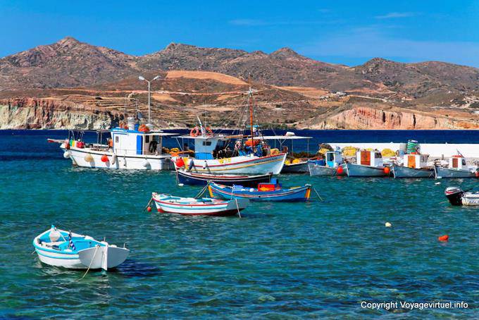 Milos, Pollonia, bateaux de pêche amarrés face à Kimolos - Grèce