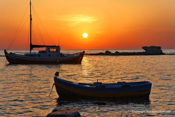 Milos, Pollonia, bateaux au coucher de soleil - Grèce