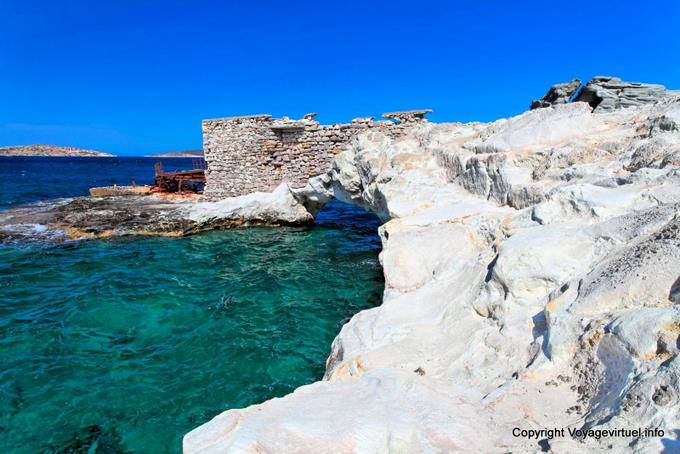 Milos, Pollonia, ruines et côte près de la plage Byronas - Grèce