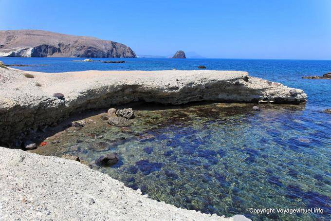 Milos, Pollonia, excroissance rocheuse sur la plage Byronas - Grèce