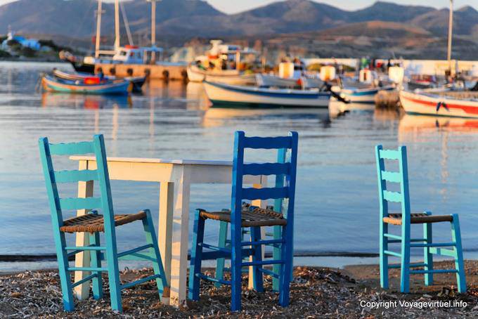Milos, Pollonia, histoire de chaises sur le port - Grèce