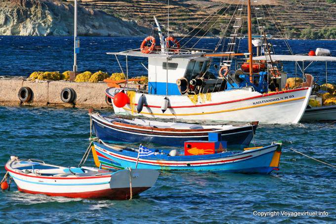 Milos, Pollonia, bateaux de pêche au port - Grèce