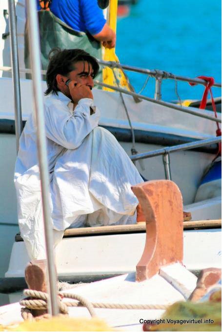 Milos, Pollonia, le port, le pêcheur exotique - Grèce