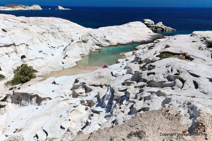 Milos, Sarakiniko, crique et mini plage - Grèce