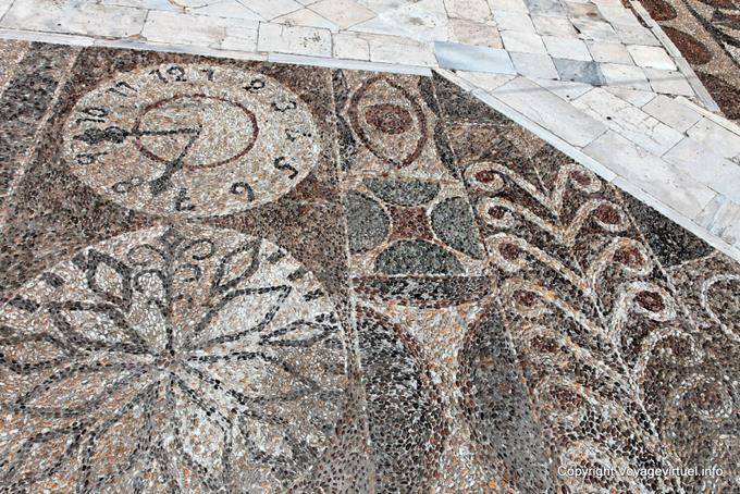 Milos, Triovassalos, pendule et motifs - Grèce