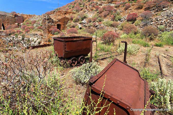 Sérifos, Megalo Livadi, wagonnets de la mine - Grèce