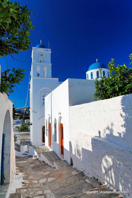 Sifnos, Apollonia, Agios Spiridon, l'église vue depuis la rue - Grèce