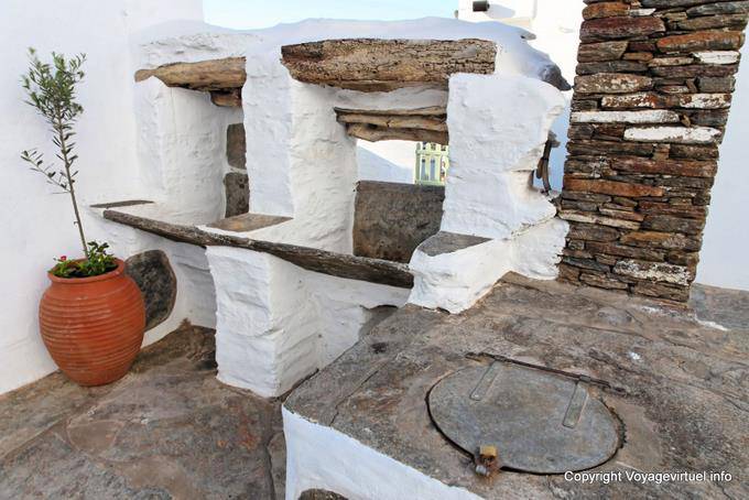 Sifnos, Apollonia, puits et lavoir antiques - Grèce