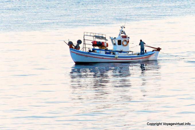 Sifnos, Chryssopigi, bateau de pêche - Grèce