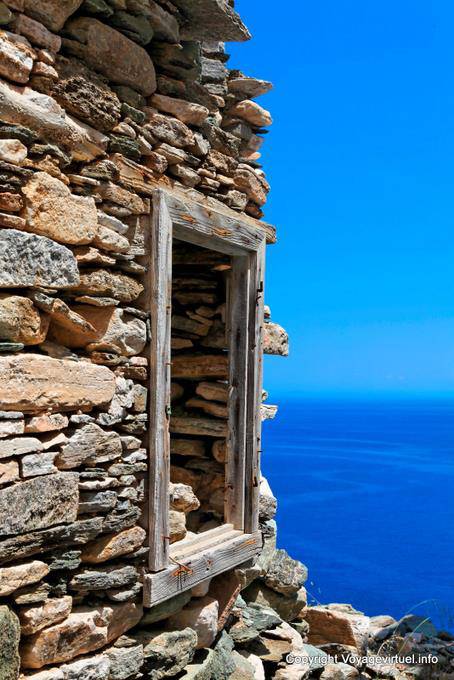 Sifnos, Kastro, fenêtre sur la mer - Grèce