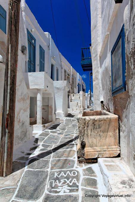 Sifnos, Kastro, tombeau antique dans une ruelle - Grèce