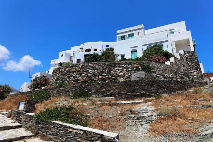 Sifnos, Kastro, maison perchée et muraille de pierres sèches - Grèce