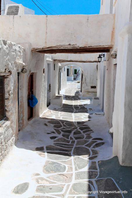 Sifnos, Kastro, rue avec passage couvrant - Grèce
