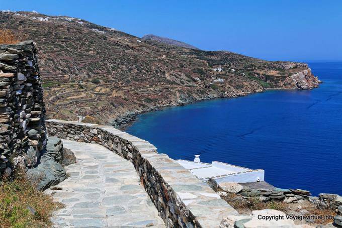 Sifnos, Kastro, paysage depuis le chemin de ronde - Grèce