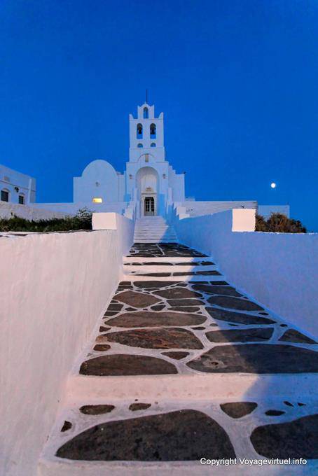 Sifnos, Panagia Chryssopigi, montée lunaire - Grèce
