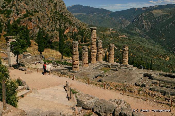 Vue sur le temple d'Apollon, Delphes - Grèce