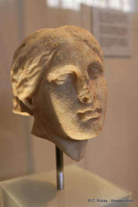 Sculpture de tête de femme, Musée archéologique de Delphes - Grèce