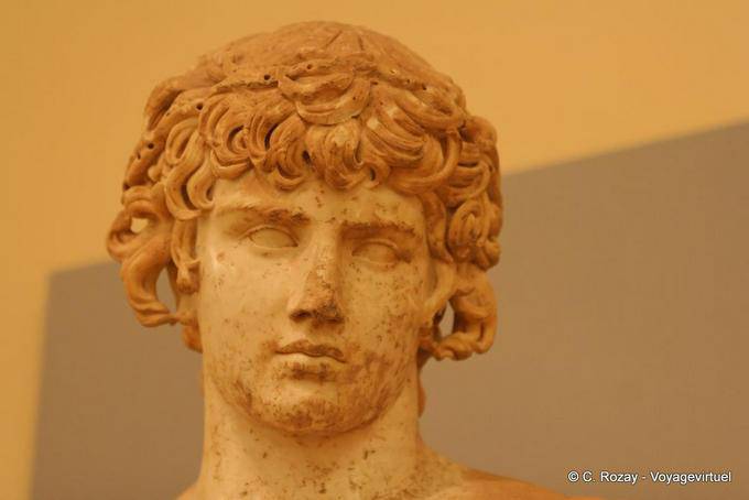Tête de la statue d'Antinous, Musée de Delphes - Grèce