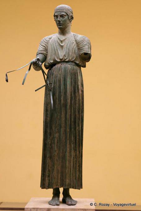 Statue de l'Aurige de face, Musée archéologique de Delphes, - Grèce