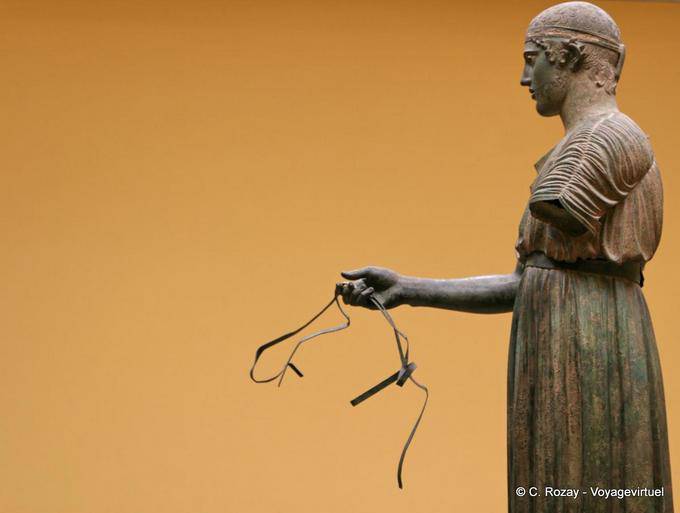 Aurige, statue grandeur nature d'un conducteur de char, Musée de Delphes - Grèce