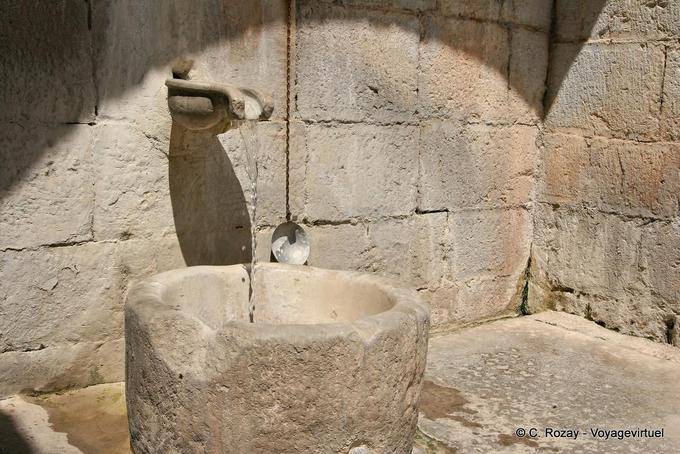 Fontaine de pierre, Monastère d'Osios Loukas - Grèce
