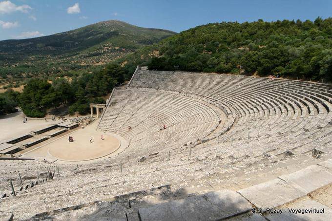 Épidaure, théâtre grec antique d'Argolide construit au début du IIIe siècle avant Jésus-Christ - Grèce