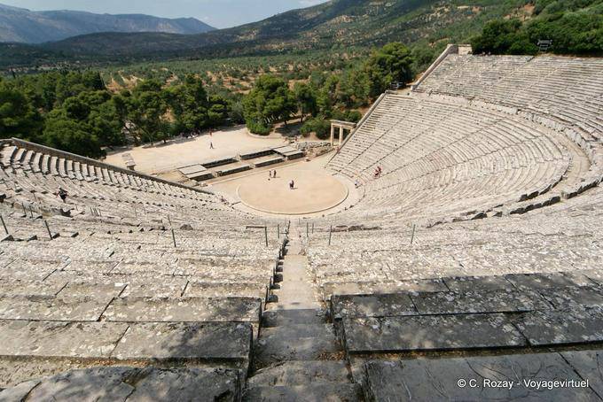 Le sommet des gradins est situé à 22,50 m au-dessus de l’orchestra, Théâtre d'Épidaure - Grèce