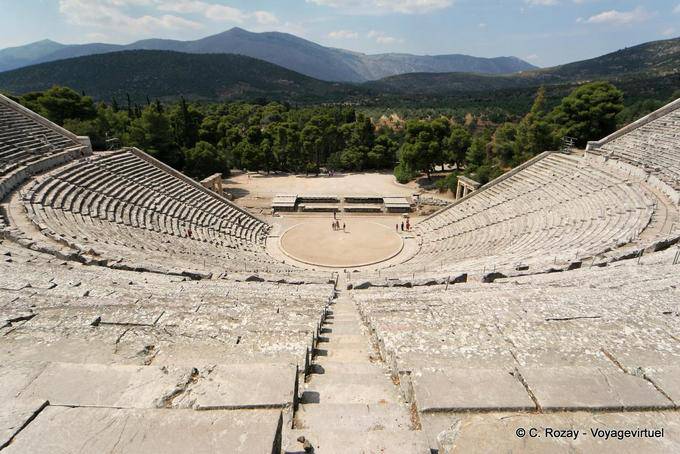 Panorama depuis le haut du théâtre d'Épidaure - Grèce