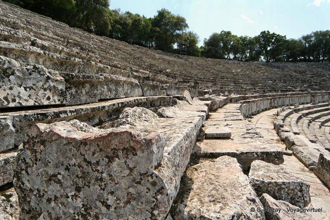 Diazoma et gradins du théâtre, Épidaure - Grèce