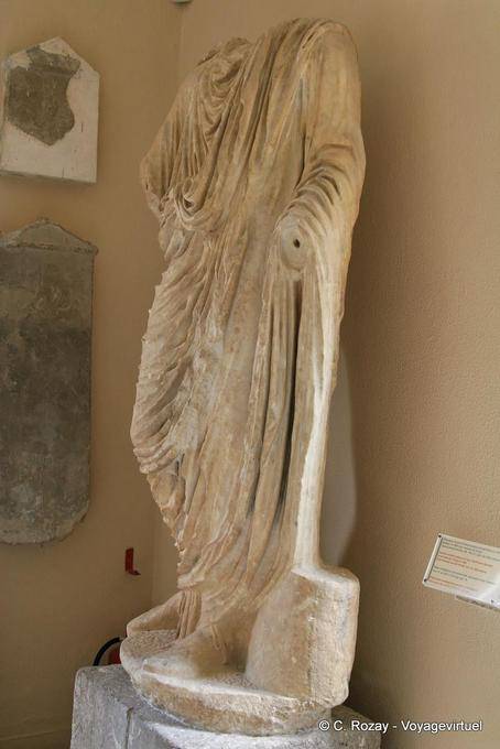 Drapé sans tête, statue, musée d'Épidaure - Grèce