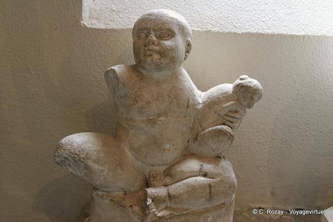 Enfant au singe, sculture, musée d'Épidaure - Grèce